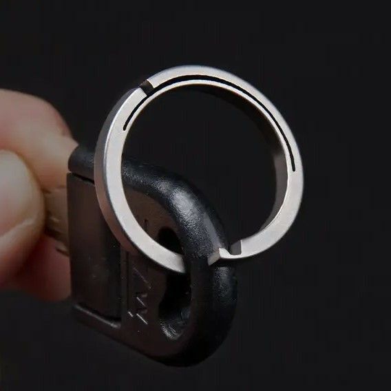 耐久性チタン合金 キーチェーン コンパクト 軽量 アウトドア アドベンチャー スタイリッシュデザイン シルバー445558