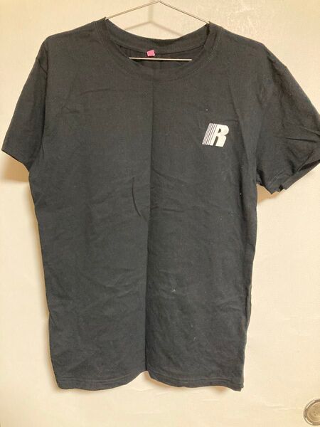 Rロゴ入り 黒Tシャツ シンプル ワンポイント