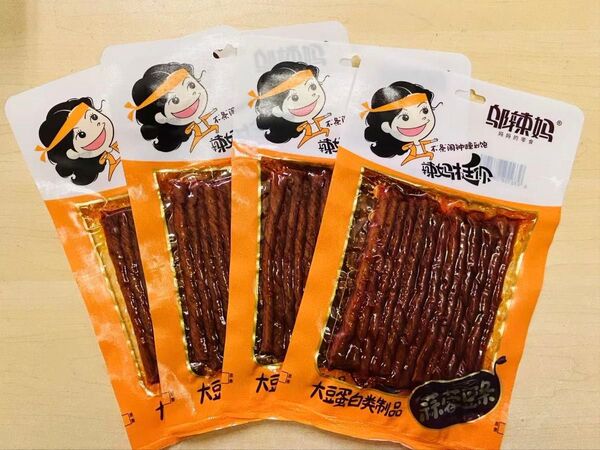 辣媽 蒜蓉豆条 辣条 辛い 大豆蛋白類製品 中国駄菓子 お菓子 4袋