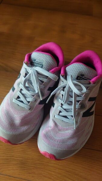 New Balance ランニングシューズ FuelCell STROBE ピンク23cm