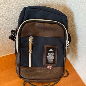 umbro ネイビーボディバッグ