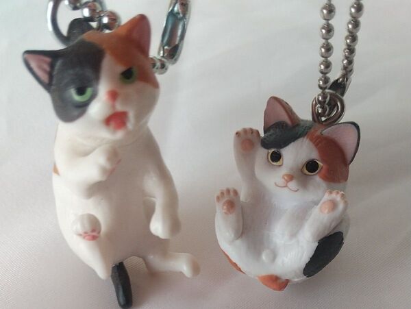 ミニチュア 三毛猫のマスコット2点 まんまるねこマスコット ゆら猫 ガチャ カプセルトイ