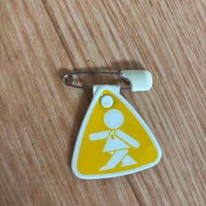 PVC製の三角形歩行者マーク、安全ピン付き 幼稚園 保育園