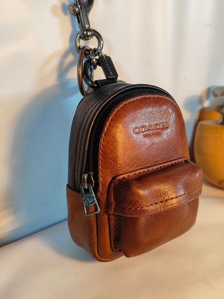 【極美品】COACH コーチ正規品 高級バックチャーム 本革ツートンキーホルダー