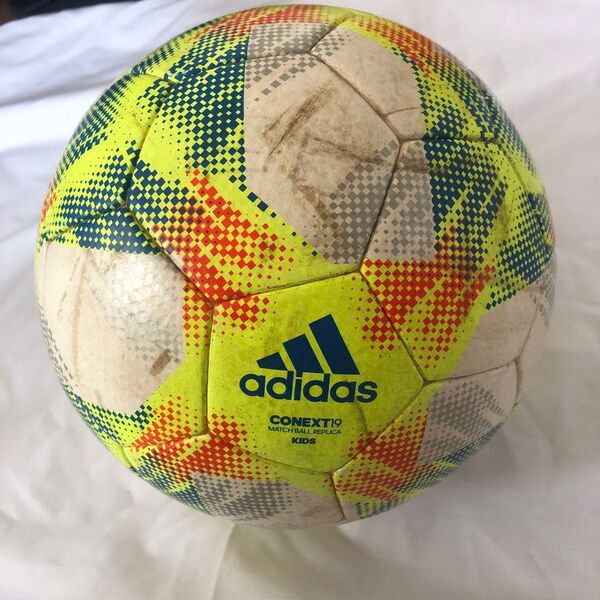 adidas サッカーボール 四号球