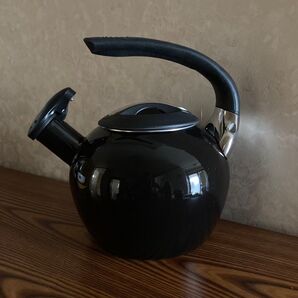 aubecqホーロー笛吹きケトル 黒【2.3L】