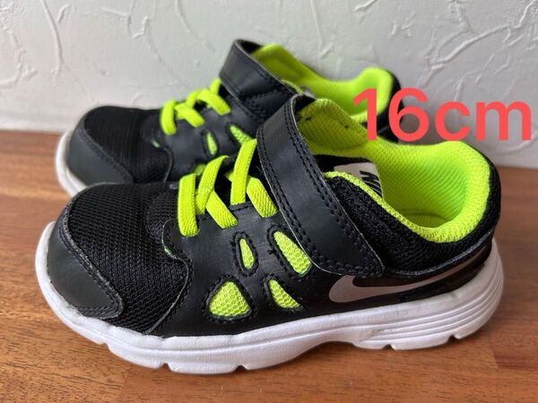 Nike Revolution 2のブラックと蛍光ライムカラーのスニーカー