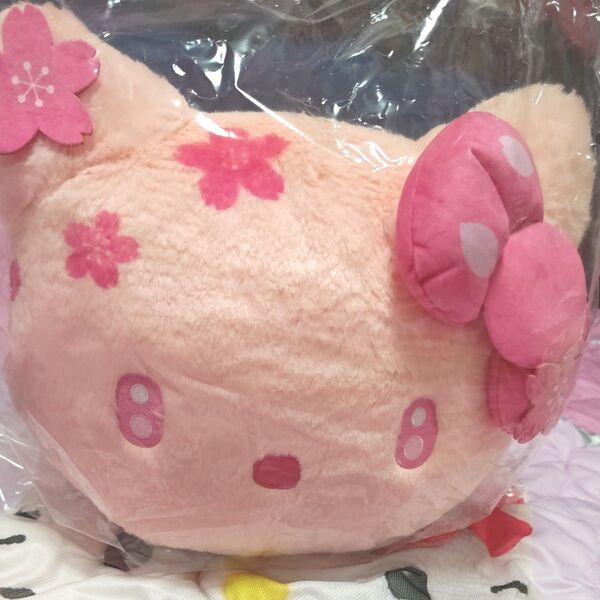 【新品】ハローキティ サンリオキャラクターズさくらカラー顔デカクッション