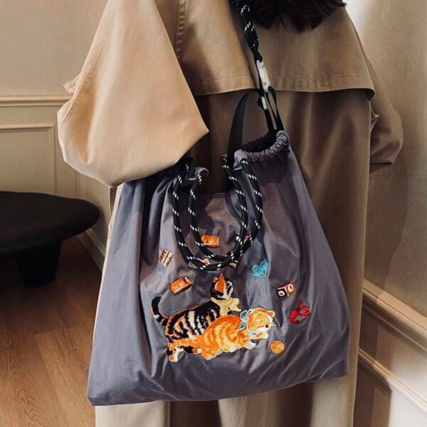 新品 猫ちゃん刺繍 軽量 エコバッグ ナイロン 大きめ ショルダーストラップ付き グレー