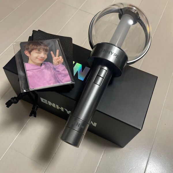 ENHYPEN 公式ペンライトと封入トレカ