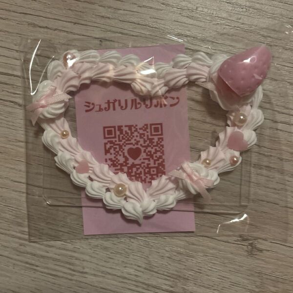 B8 トレカケース 硬質ケース デコ ホイップ いちご ハンドメイド シュガリルリボン 作家