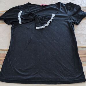 TO BE CHIC.黒のトップス フリル付き1