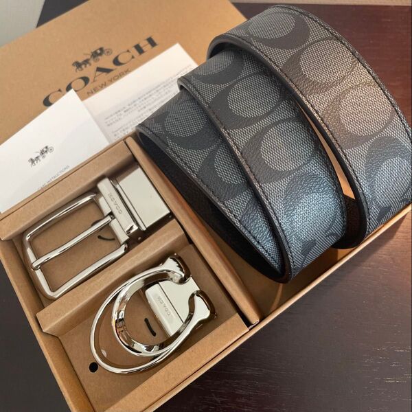 新品COACHコーチシグネチャーフリーサイズリバーシブルベルトギフト箱付き