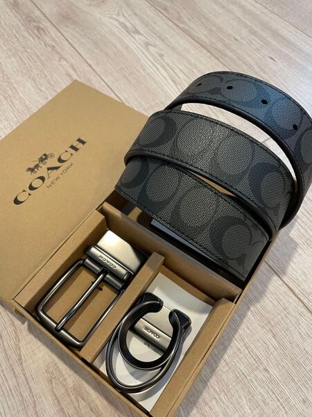 新品COACHシグネチャーフリーサイズリバーシブルベルトギフト箱付き