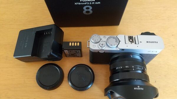 超美品富士フィルムX-E4 + レンズ XF8mmF3.5 R WR