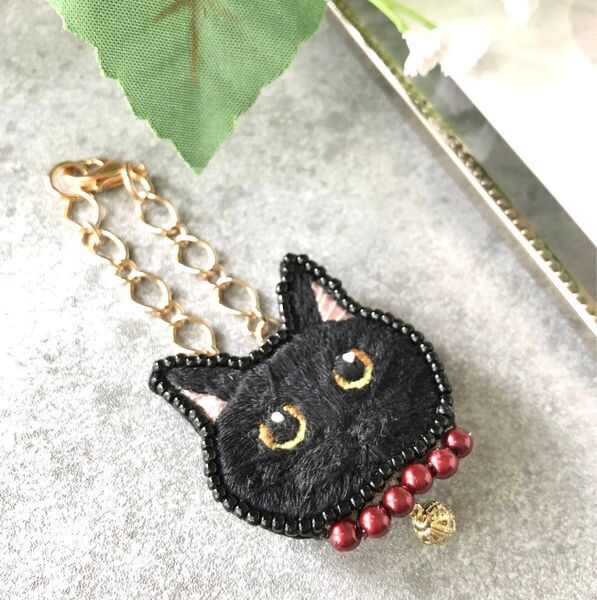 愛猫と一緒にお出かけ気分♪ 黒猫 2wayアクセサリー バッグチャーム ブローチ 手刺繍 ビーズ刺繍 猫好き アメリカンチェリー