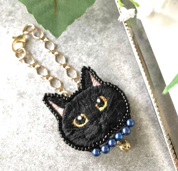 愛猫と一緒にお出かけ気分♪ 黒猫 2wayアクセサリー バッグチャーム ブローチ 手刺繍 ビーズ刺繍 猫好 動物刺繍ラピスラズリ