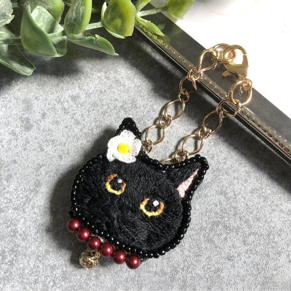 愛猫と一緒にお出かけ気分♪ お花付 黒猫刺繍 2wayアクセサリー バッグチャーム ブローチ ビーズ刺繍 アメリカンチェリー