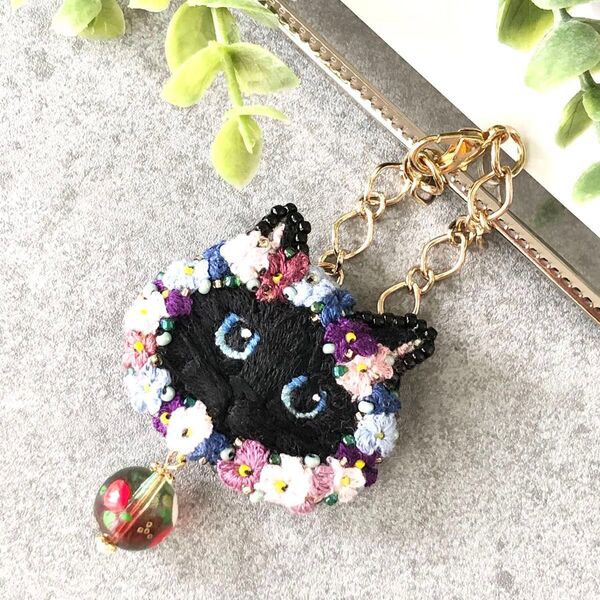 【紫陽花と黒猫の刺繍】2wayアクセサリー(ブローチ&チャーム)椿チャーム 和風猫 和モダン 梅雨限定