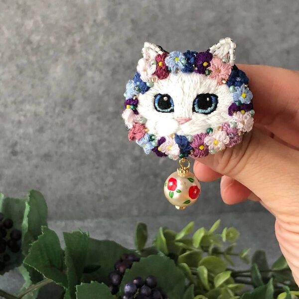 紫陽花と白猫刺繍 和玉 椿チャーム 2wayアクセサリー バッグチャーム ブローチ 梅雨限定