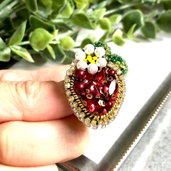 いちごとお花のブローチ ビーズ刺繍 フルーツ 苺 イチゴ キラキラ ハンドメイド