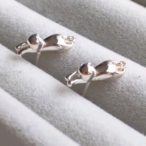 【アレルギー対応】ぶらさがり猫 ミニピアス シルバー s925 韓国 メンズ シンプル 可愛い ねこ スタッドピアス #86