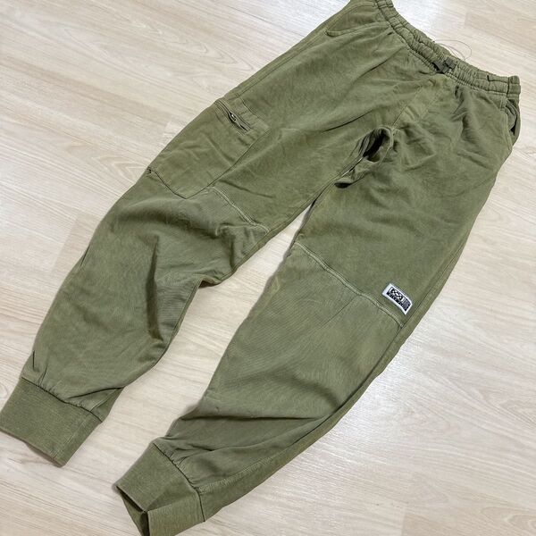 ZARAキッズ長ズボンスウェット素材パンツ160cm ストレッチ カーゴ パンツ テーパード カーゴパンツ アウトドア カーキ