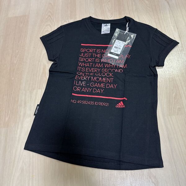 新品adidasキッズ半袖Tシャツ袖フリーストライプデザイン黒130cm女の子 Tシャツ 半袖Tシャツ ブラック ロゴ