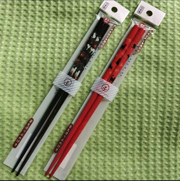 未開封 新品 猫(ΦωΦ) お箸 2膳 赤 黒 日本製 漆塗り 箸先滑り止め付き長さ21cm 食洗機対応 猫好きカップルの夫婦箸