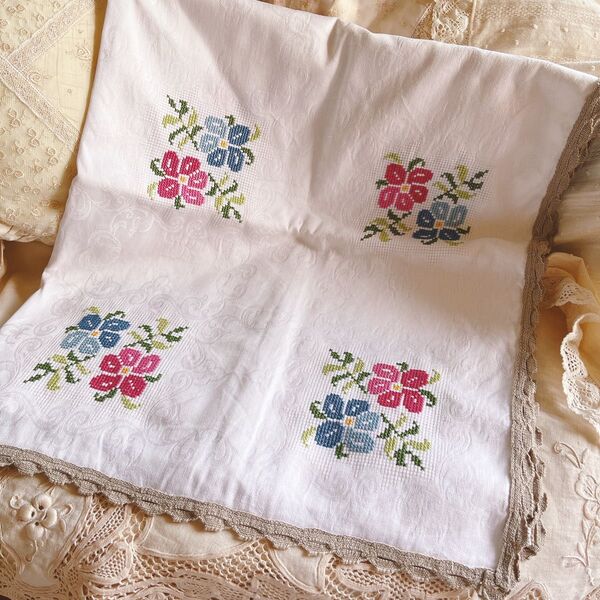 ☆お花刺繍テーブルクロス☆イマンマニーフレンチカントリー雑貨北欧花柄レースアンティーク ヴィンテージ古道具 ドイリー