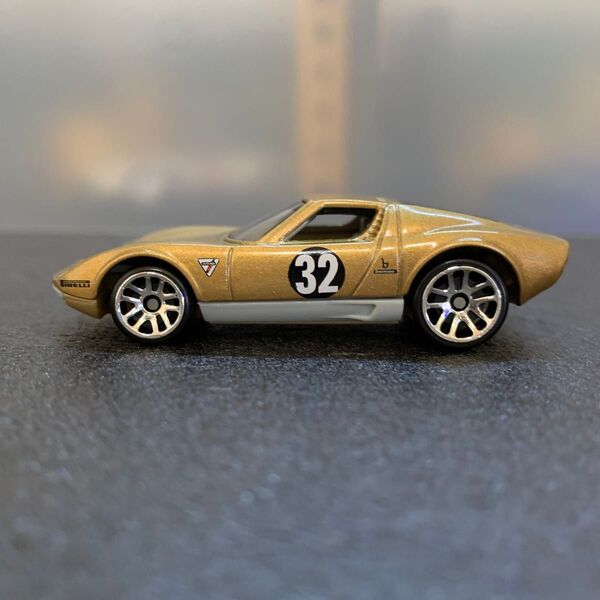 824 美品 ランボルギーニ ミウラ SV 1/64スケール ダイキャスト ミニカー