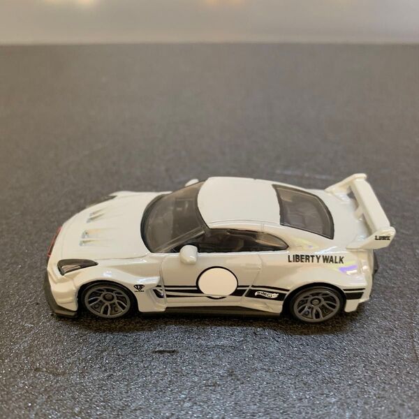 825 美品 リバティウォーク R35 GT-R 1/64スケール ダイキャスト ミニカー