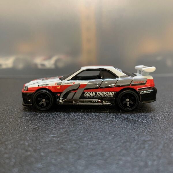 844 美品 スカイラインGT-R R34 BNR34 グランツーリスモ 1/64スケール ダイキャスト ミニカー