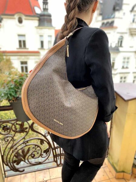 【美品】MICHAEL KORS ロゴ入りショルダーバッグ