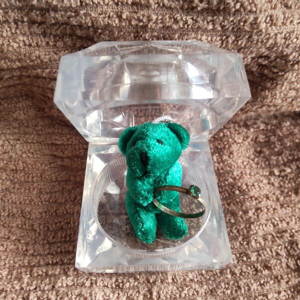 指輪を抱えた可愛いクマのキーホルダー。ベア グリーン みどりリング スマホホルダー チャーム かわいい