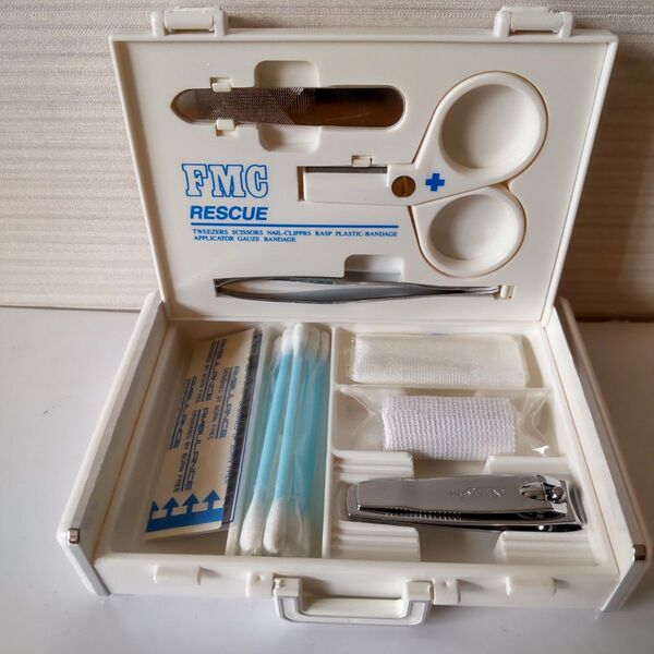 コンパクトサイズ 家庭用救急箱 FMC RESCUE FARMACIA KIT ピンセット 爪切り ハサミ やすり 絆創膏 綿棒