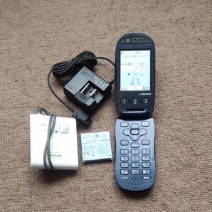 NTT docomo ガラケー F-07A 充電器、電池パック、予備電池パック、補助充電アダプタ付