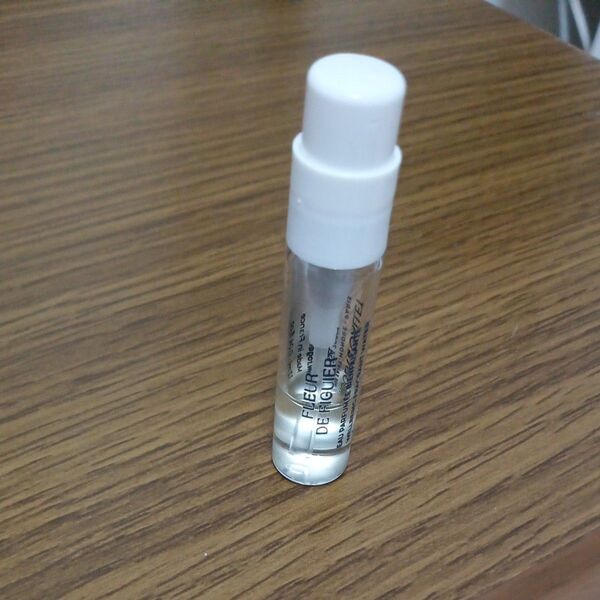 オ パフュメ フィグ ロジェガレ 1.2ml ミニ香水