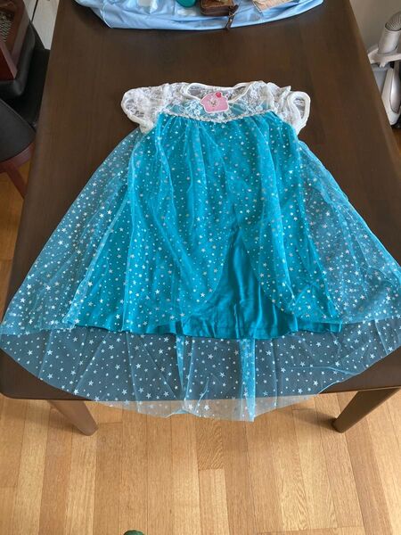 アナと雪の女王風のエルサのコスプレ用ドレスです。サイズは、100, 120, 130&140cm あります。