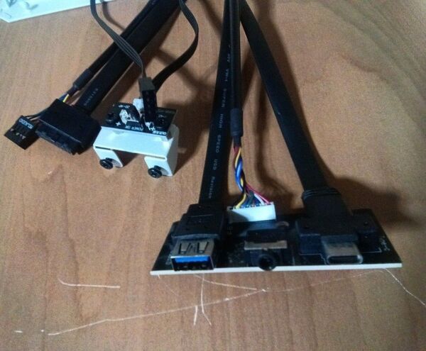 電源ボタンとUSB-A+USB-C+イヤホン端子 (Jonsbo C6の内蔵品)