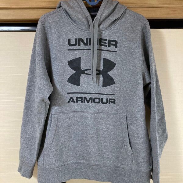 UNDER ARMOUR パーカー グレー ロゴ入り