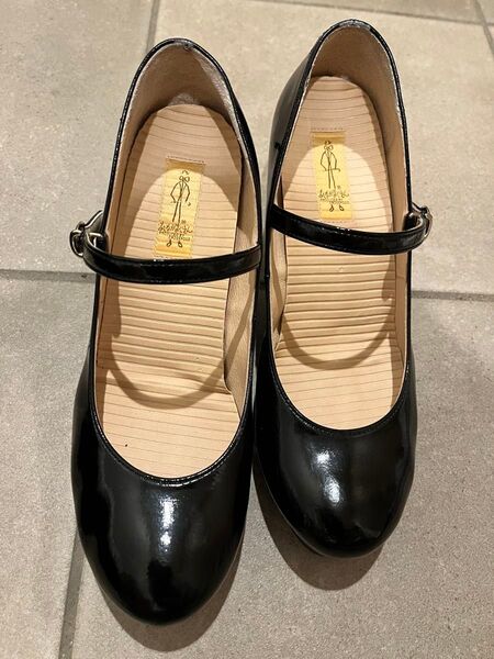 あしながおじさん ブラックエナメルのヒール 7センチ 24.5cm
