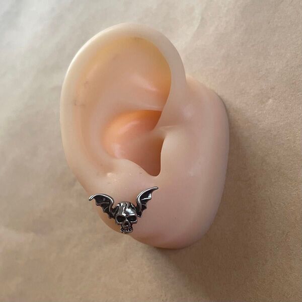 153:ボディピアス スカル 羽 スタッドピアス フラットキャッチ 16G