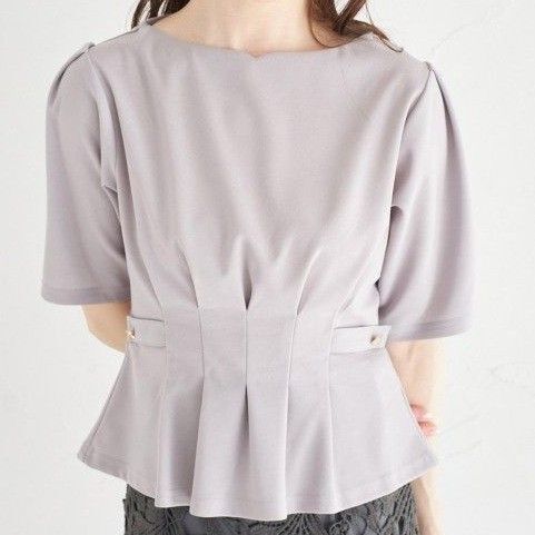 トッコクローゼット tocco closet サイドベルト風モチーフ付き ウエストタック カットジョーゼットプルオーバー グレー