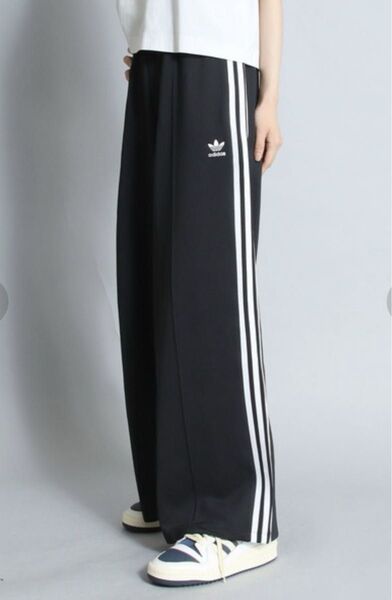adidas ワイドレッグトラックパンツ