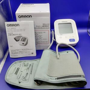 美品 オムロン 血圧計 HCR-7104 上腕式血圧計 コンパクトモデル 血圧測定器 簡単 家庭用