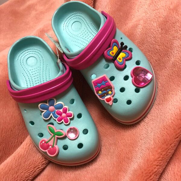 訳あり!新品未使用タグ付き!可愛いクロックス風サンダル 21cm/ 34 アクセサリーパーツ 6個セット付き キッズ 子供用