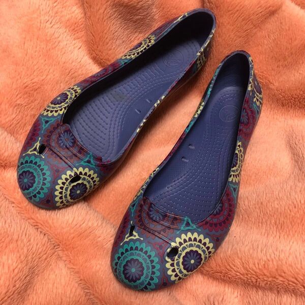 レア美品!おしゃれのCROCSレディース サンダルW7 23.5cm 位 パープル系 軽くて歩きやすい パンプス シューズ