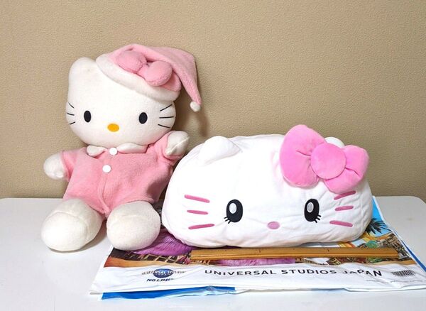 サンリオUSJキティティッシュケースと、レトロキティのぬいぐるみ