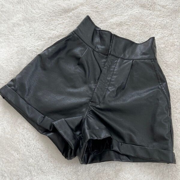 フェイクレザー 黒ブラック無地 ショートパンツ ウエストギャザー裏地ありS ボトムス